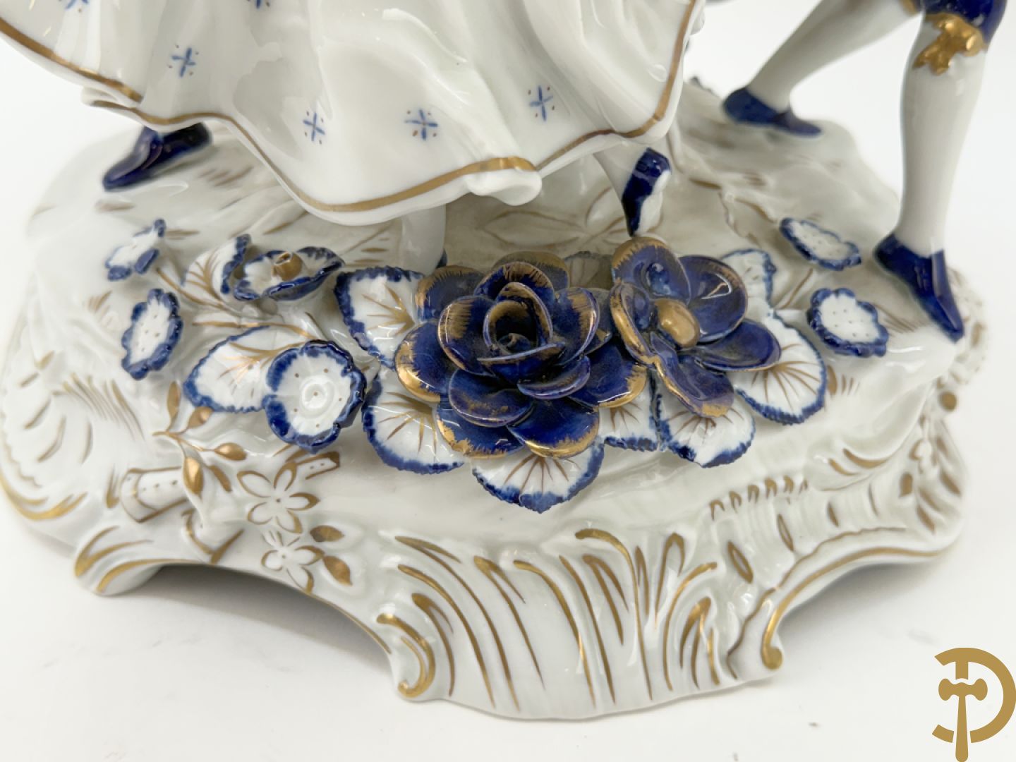 Porseleinen lampadaire met 4 dansende figuren, bovenaan met bloemenknop bezet