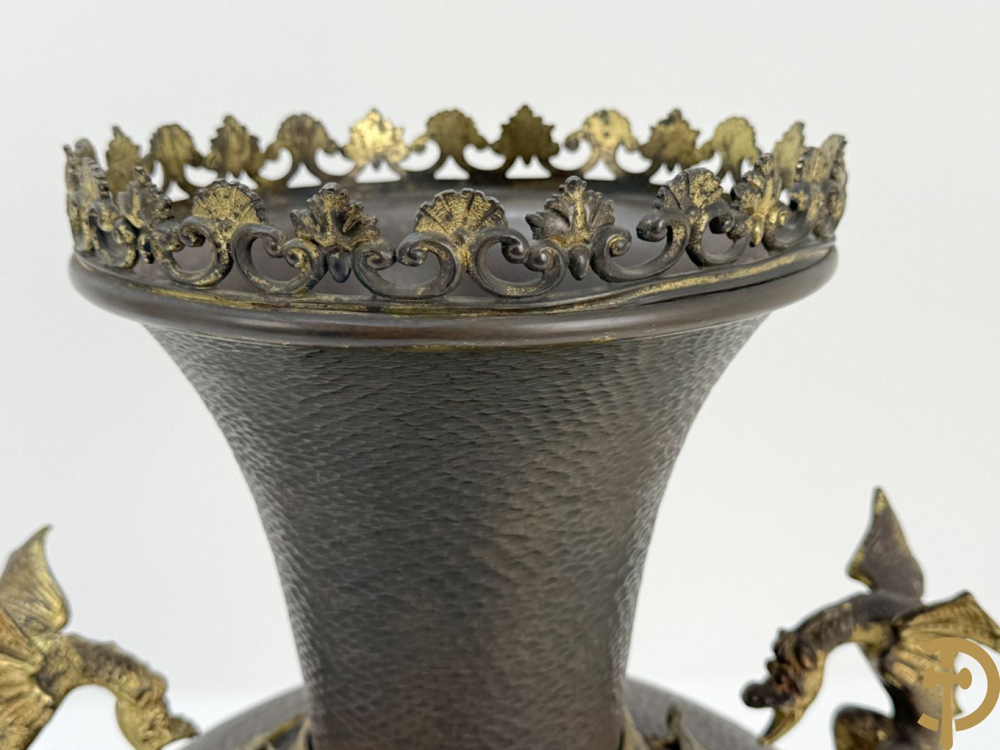 Koperen siervaas met bronzen ornamenten van hagedissen en draken