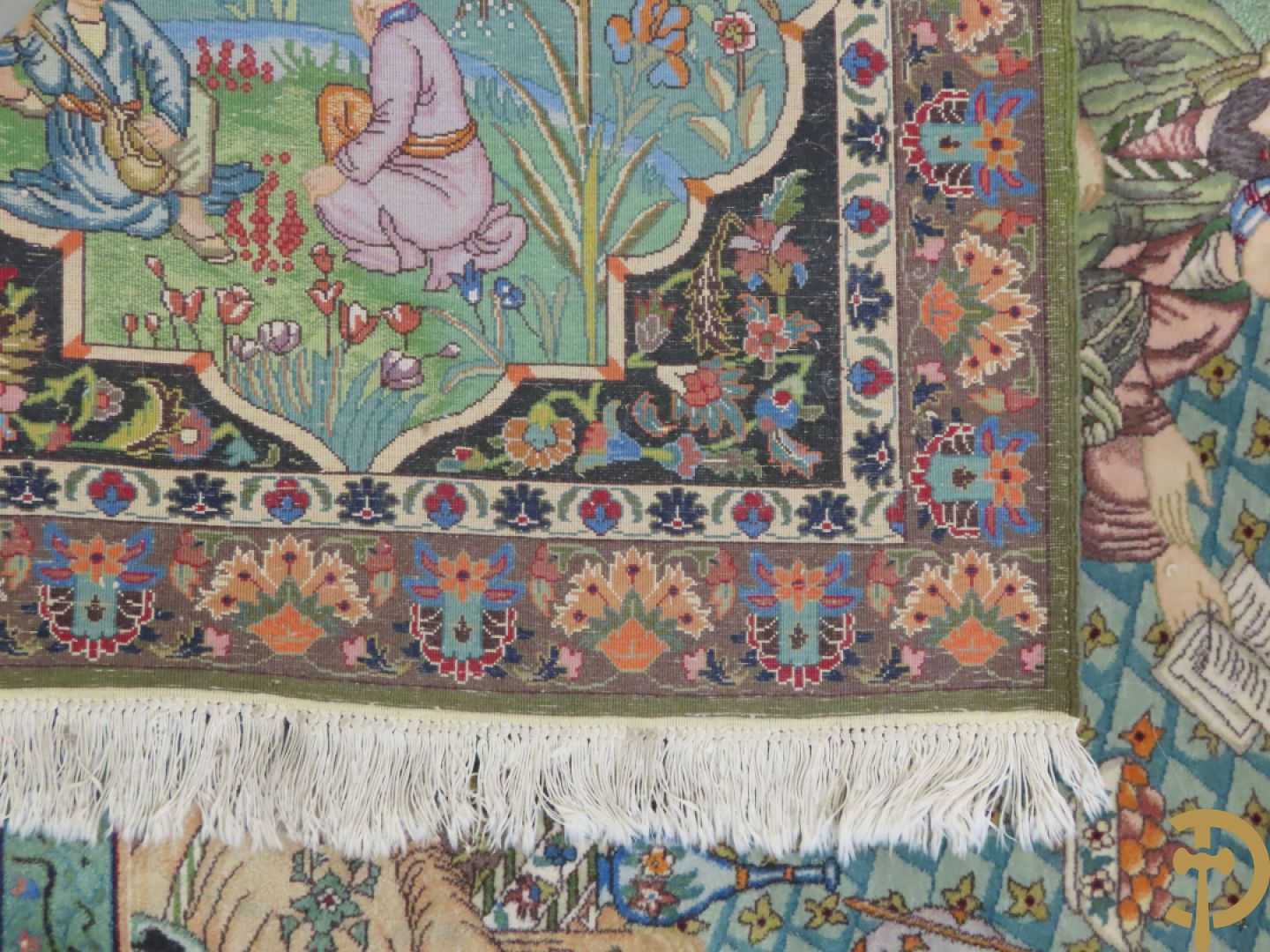 Oosters handgeknoopt tapijt Tabriz met figuratieve voorstelling, centraal met geanimeerde hofscène, omgeven door 4 hoekmedaillons met architecturale afbeeldingen - onderaan en bovenaan getekend