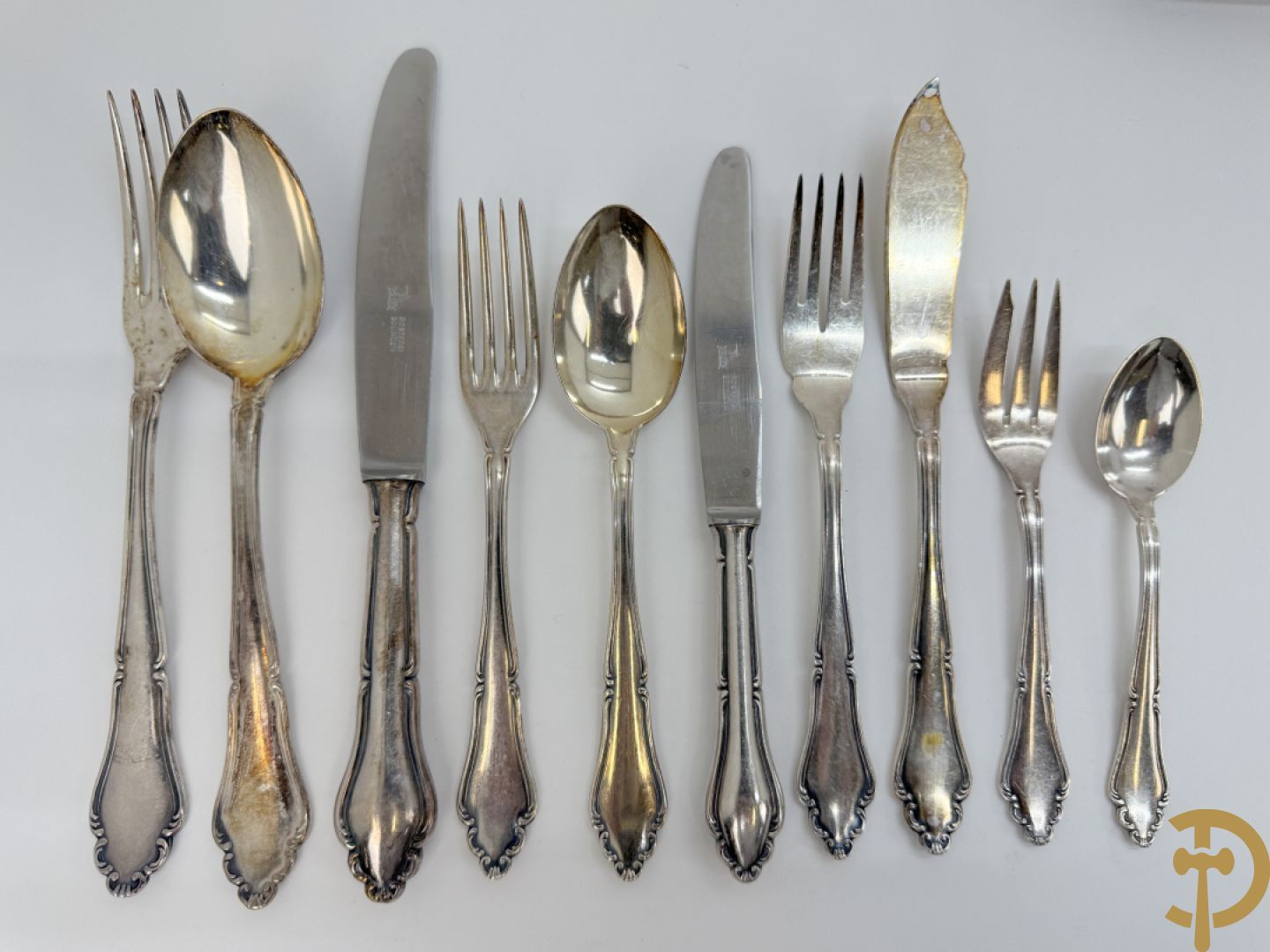 Verzilverd Louis XV bestek bestaande uit 12 lepels, 11 vorken, 12 messen, 12 dessertlepels, 11 dessertvorken, 12 dessertmessen, 12 koffielepels, 12 kleine vorken, 12 visvorken, 12 vismessen en 6 losse stukken