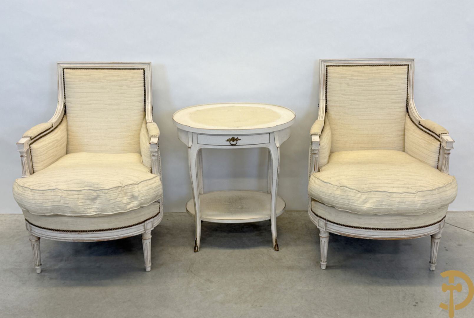 Paar wit gemonochromeerde bergères Louis XVI stijl + bijzettafeltje met lade op voluutvormige pootjes