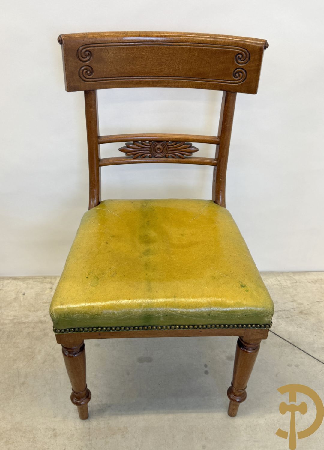 Set van 6 Engelse gondelvormige notelaren stoelen met lederen zitting