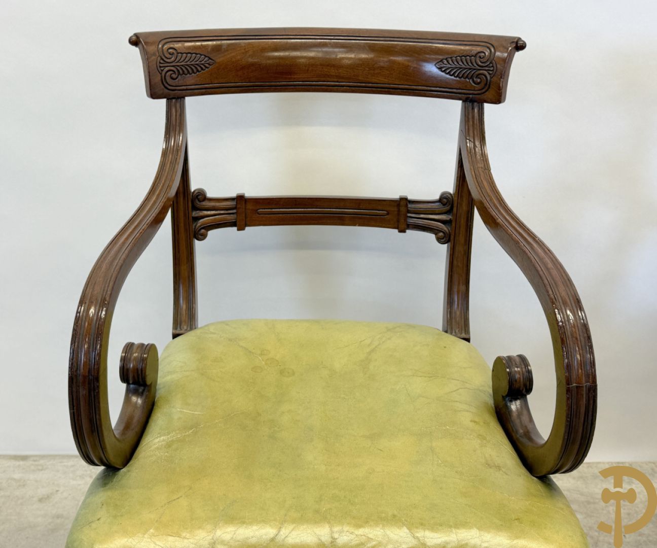 Set Engelse mahoniehouten stoelen met gondelvormige rug en lederen zitting (2 armzetels en 4 stoelen)
