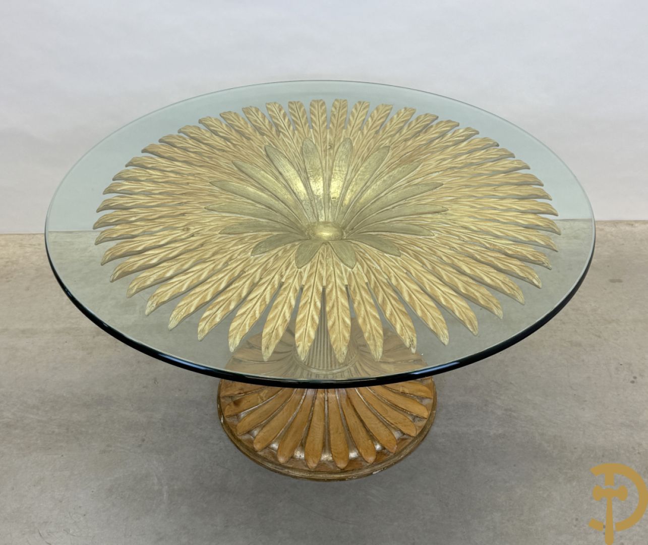Ronde tafel met houtgesculpteerde korenaren, deels verguld, en glazen blad + 5 bijhorende Louis XVI stoelen met gecanneerde rug en zitting