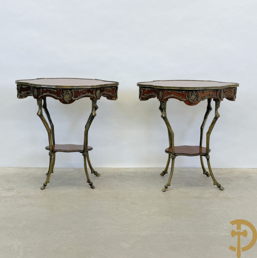Paar mahoniehouten bijzettafels, Louis XV stijl, met bronzen ornamenten en bronzen bokkepoten - Replica