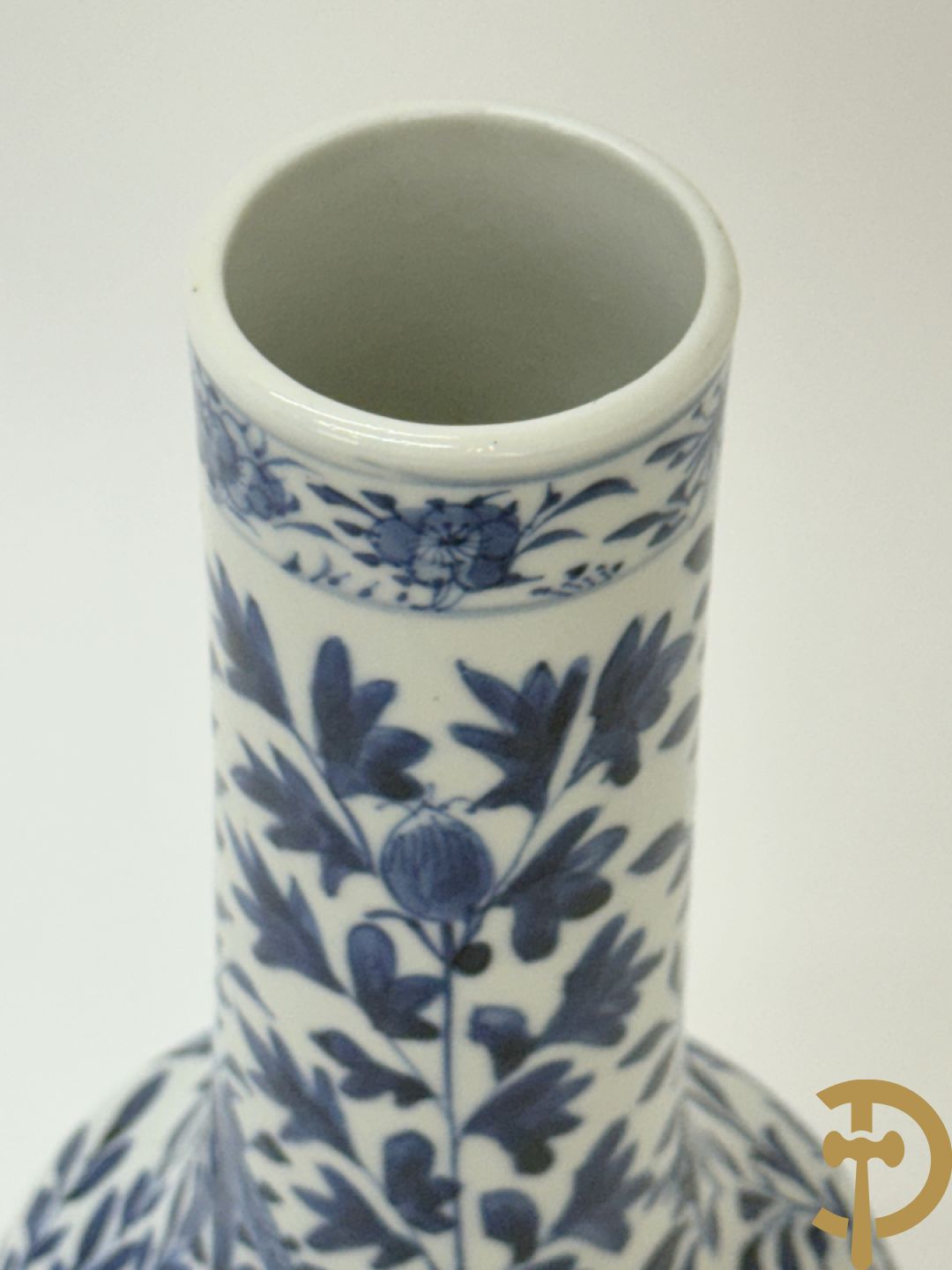 Chinees porseleinen kalebasvormig vaasje blauw/wit met bloemen en drakendecor, onderaan gemerkt