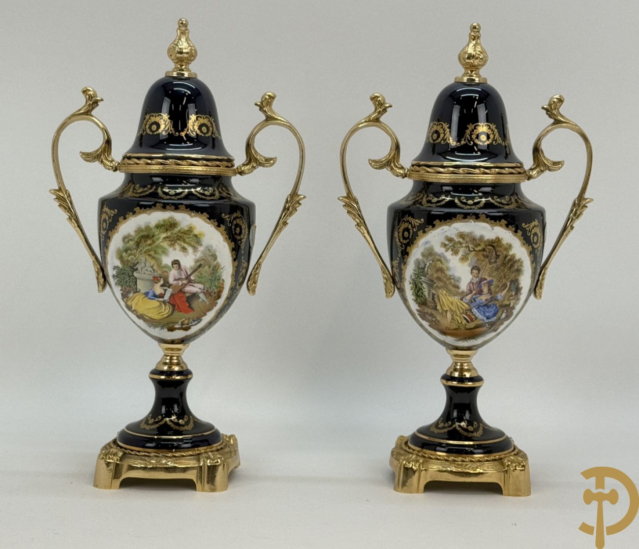 Driestel Sèvres stijl bestaande uit paar dekselpotiches met koperen ornamenten en romantisch decalcomanie decor, Sèvres stijl+ dekselcoupe met Sèvres en romantisch decor