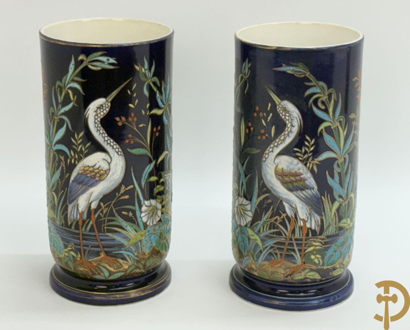 Paar vazen in gekleurde faience met decor van ooievaars in natuurlandschap