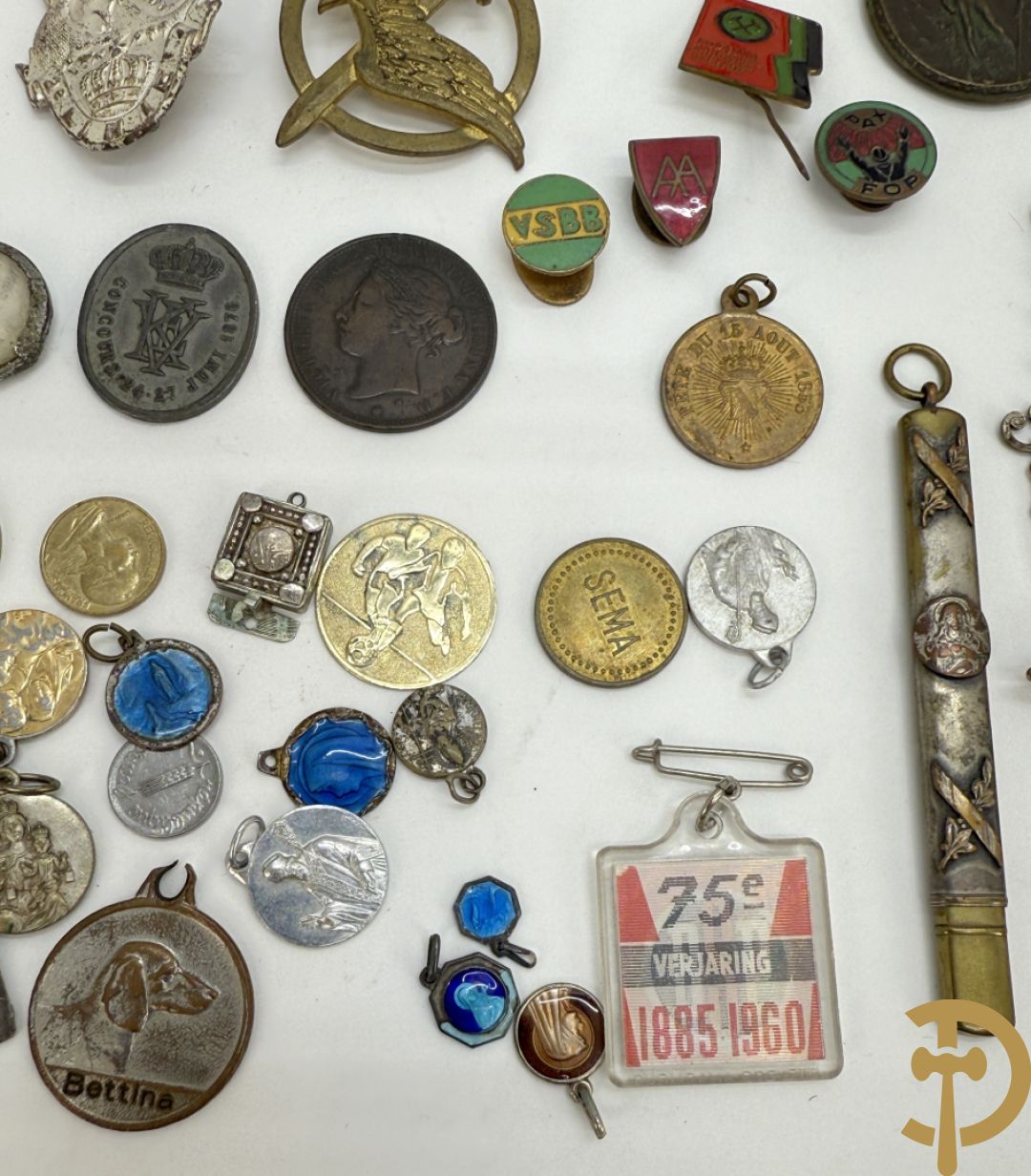 Lot insignes en medailles