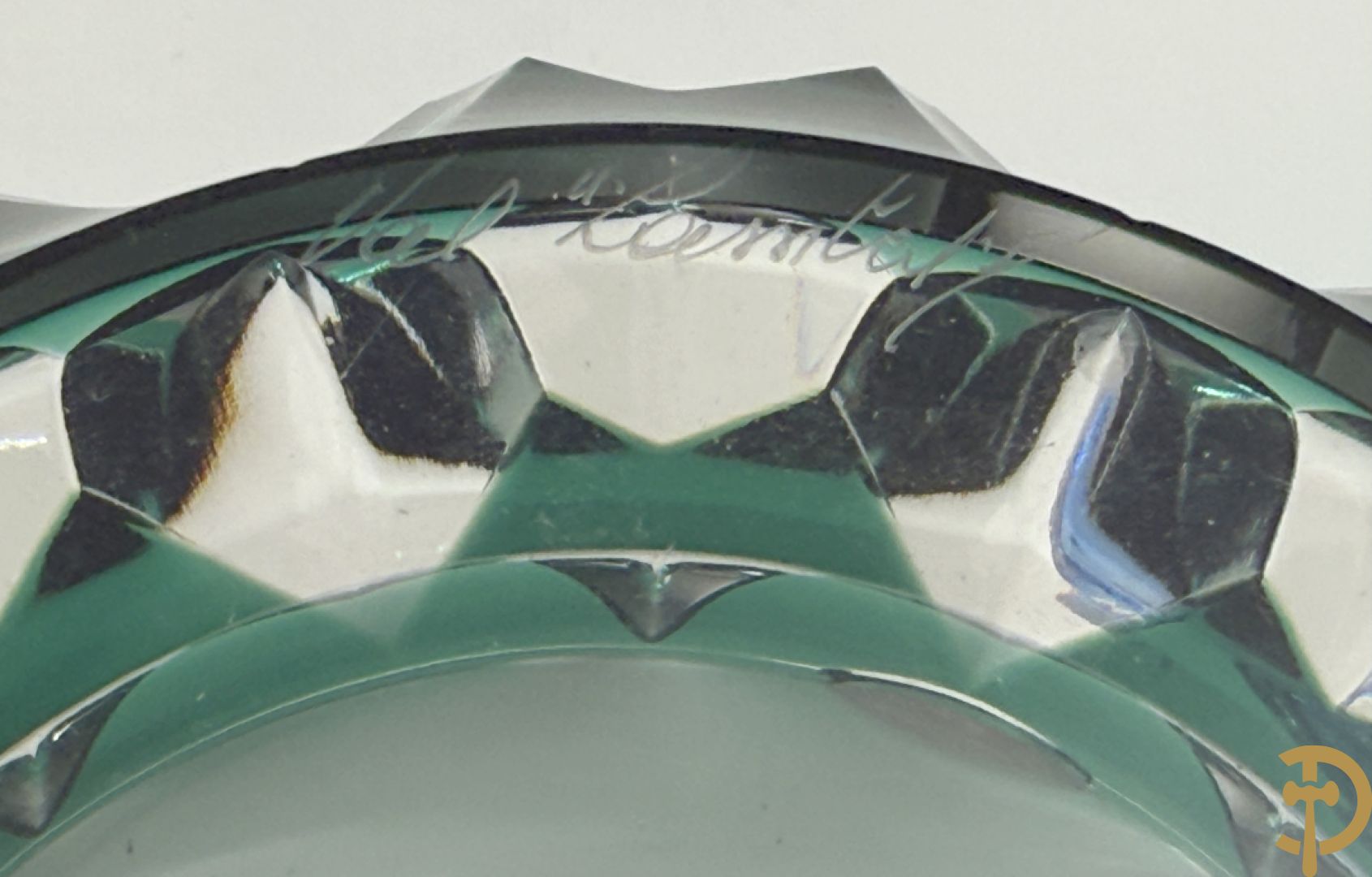 Mooi lot gekleurd Val Saint Lambert kristal bestaande uit 4 vazen, parfumstel (2 ledig), geslepen glas, coupe, onderzetters en 3 asbakken (14 stuks in het totaal)