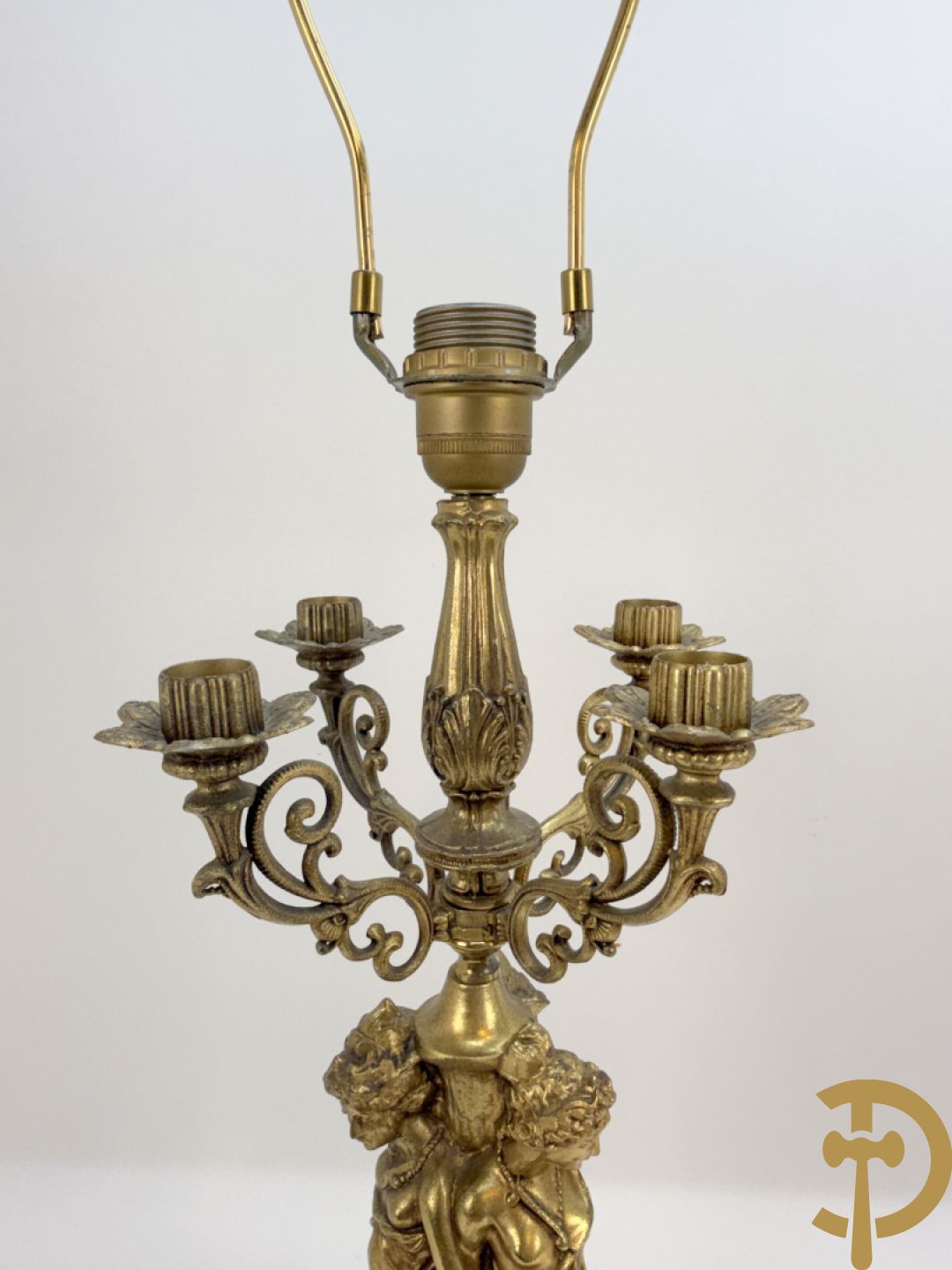 Paar vintage lampadaires met 3 karyathiden, bovenaan met 4 kaarsen en een lichtpunt, Deknudt