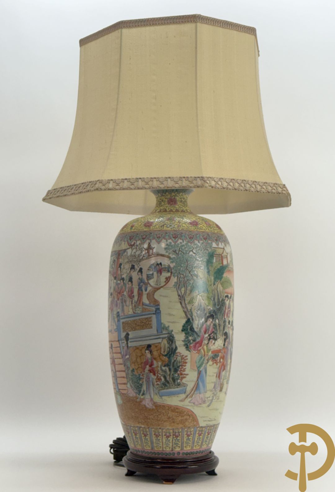 Chinese porseleinen vaas met geanimeerd decor van dames in tempels en landschap - omgebouwd als lampadaire
