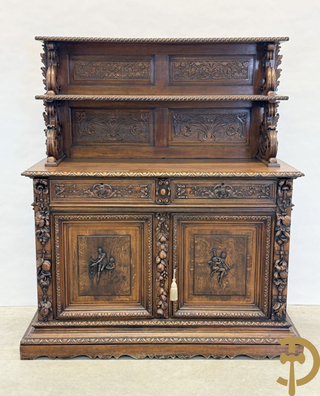 Massief eiken Neo Renaissance vaiselier met sculptuur van fruit en accanthusranken, 19e