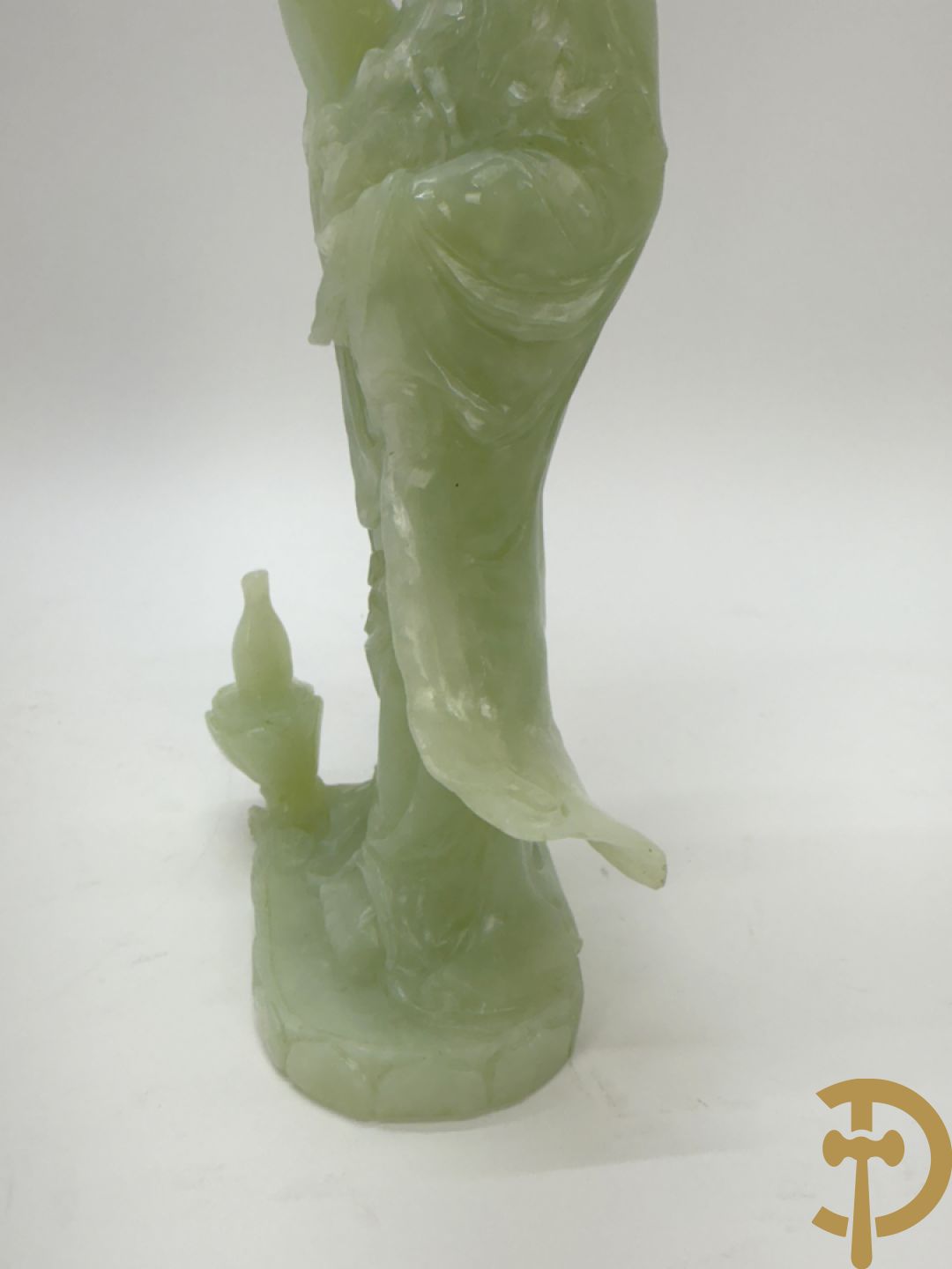 Jadeiet sculptuur van boedhistisch figuur + jadeiet wijsgeer met perziken + geisha in jadeiet