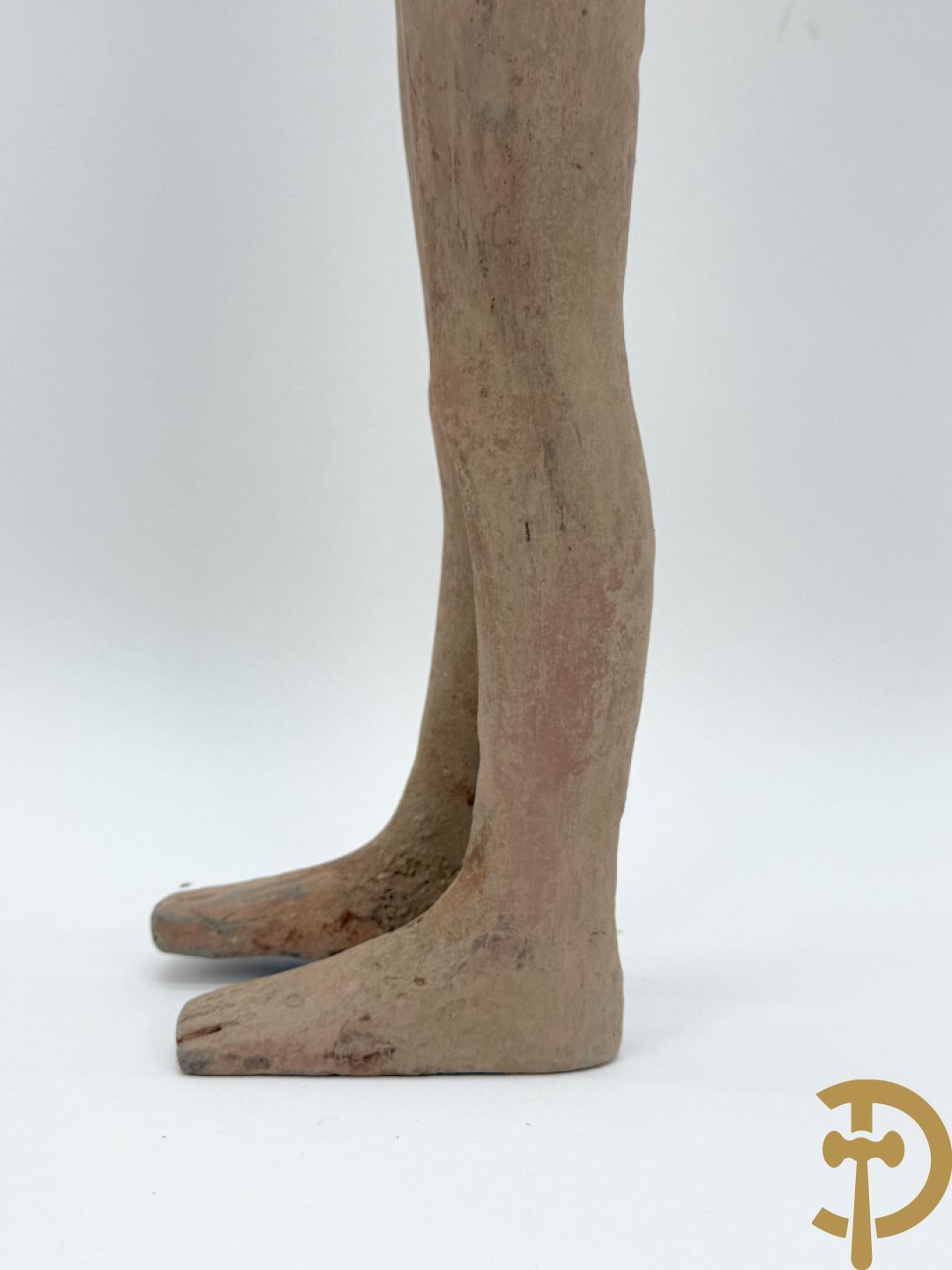 Terra cotta figuur van een Chinese staande man, Han dynastie, tussen 202 voor Christus en 240 na Christus, grafvondst uit Xian bij aanleg van de luchthaven