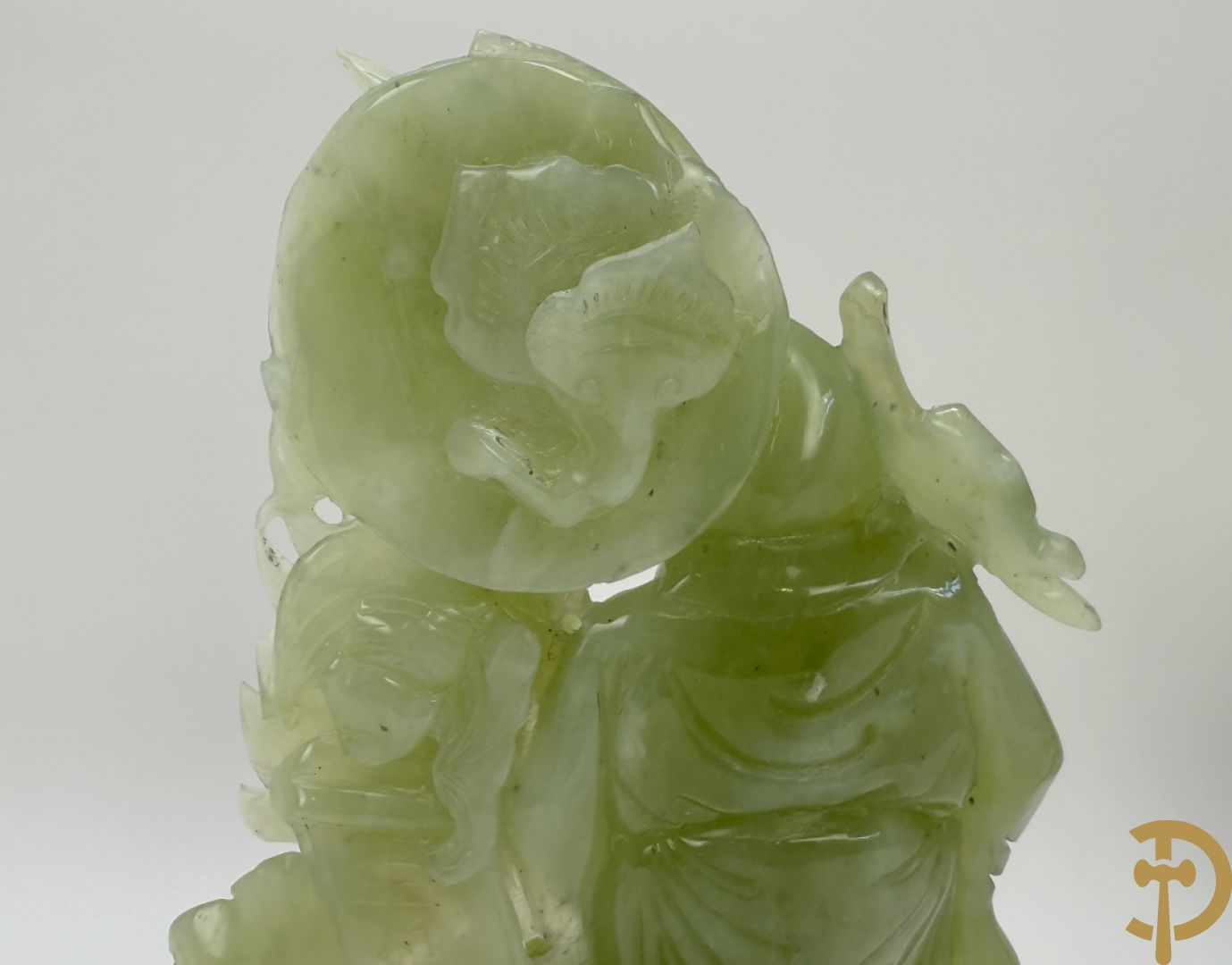 Jadeiet sculptuur van boedhistisch figuur + jadeiet wijsgeer met perziken + geisha in jadeiet
