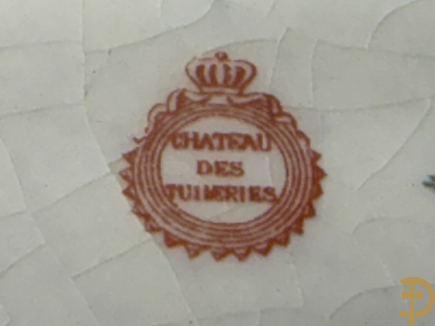 Ovale handbeschilderde porseleinen dekseldoos met landschapsdecor met geanimeerde romantische scène op groene fond met vergulde guirlandes, Poite Ven getekend - onderaan gemerkt Sèvres Chateau des Tuilleries