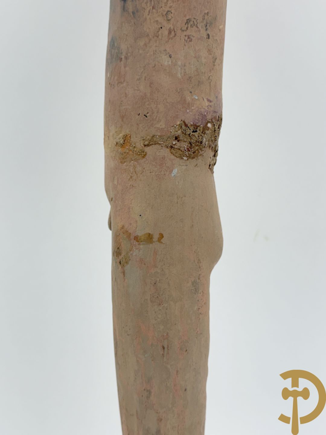 Terra cotta figuur van een Chinese staande man, Han dynastie, tussen 202 voor Christus en 240 na Christus, grafvondst uit Xian bij aanleg van de luchthaven