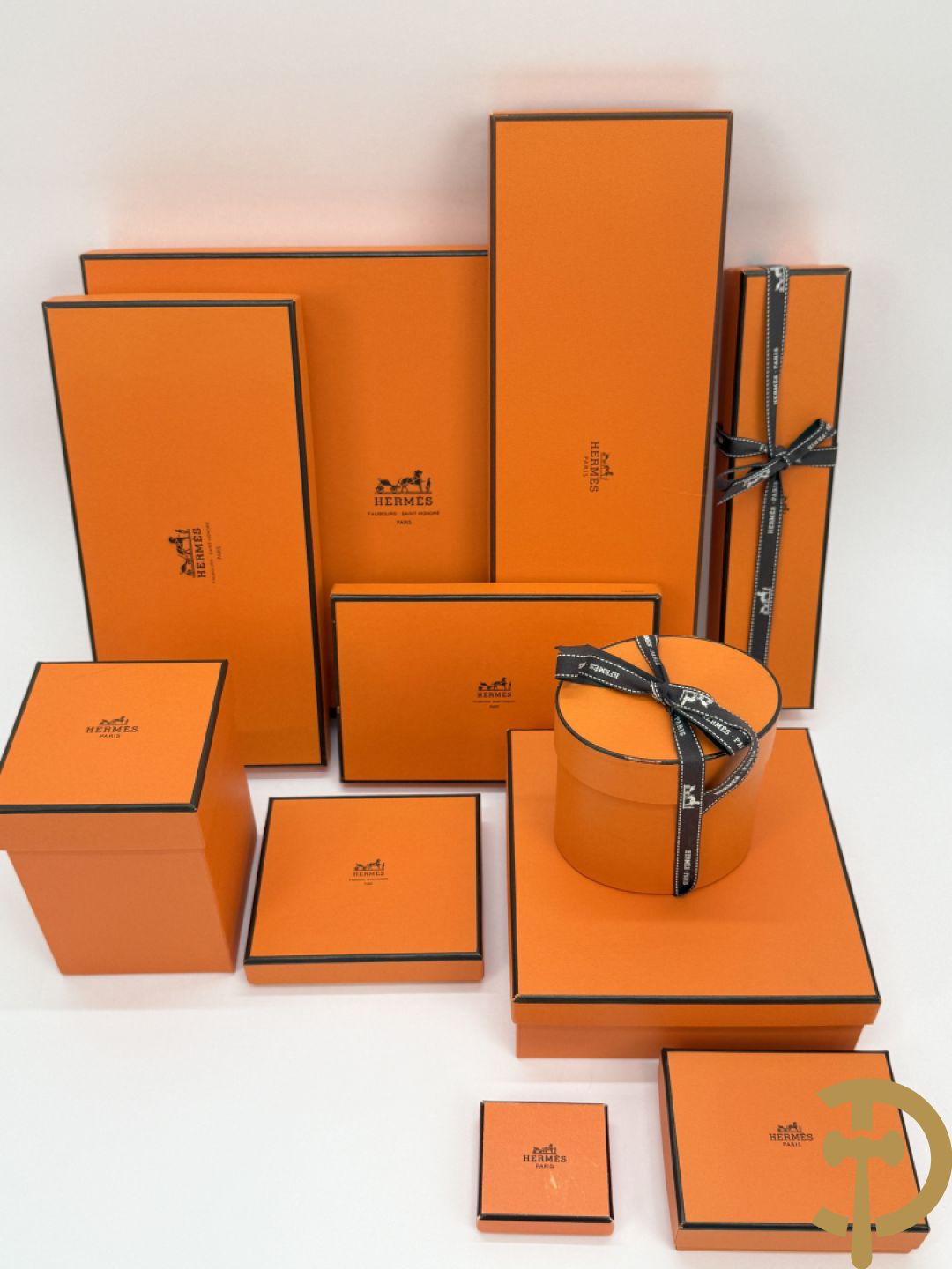 Elf lege doosjes van Hermes + Louis Vuitton sleutelhouder + kleine tas Louis Vuitton + herendassen w.o. Moschino, Zegna, Boss, Versace Gianni
