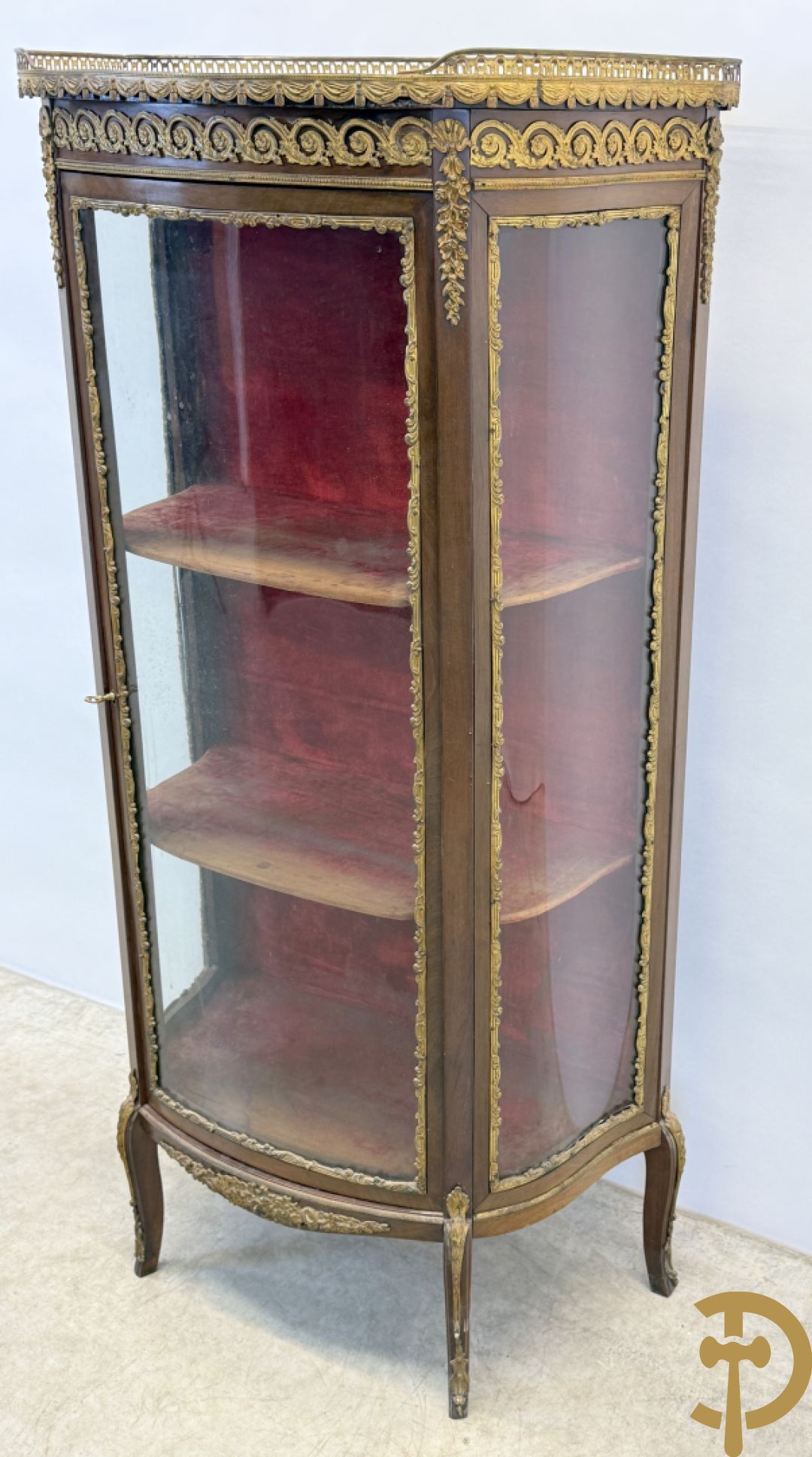 Notelaren vitrine bezet met bronsbeslag en gebogen ruitjes, bovenaan met marmeren blad