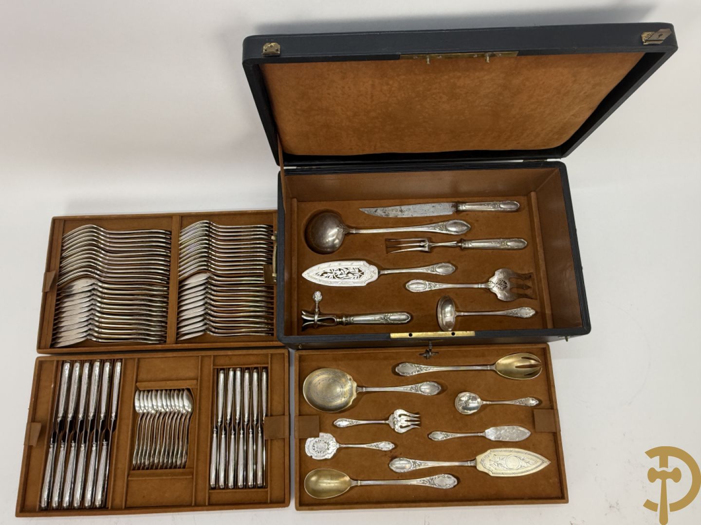 Massief zilveren bestek gedecoreerd met bladranken  in mooie koffer met leder bekleed, gemerkt HS (Henri Soufflot) - 19e 
12 vorken, 12 lepels, 12 messen, 12 dessertvorken, 12 dessertlepels, 12 dessertmessen, 12 koffielepels en 15 grote stukken, met initialen HM