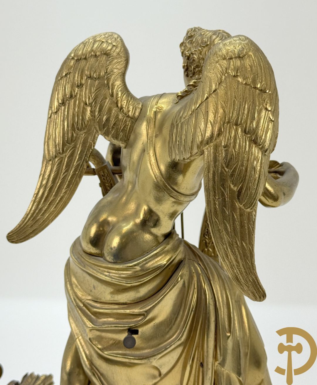 Vuurvergulde Franse bronzen Empire stijl pendule, harpvormige horloge met gevleugelde Griekse mythologische figuur, Erso die zijn lier bespeelt - Deniere et E. Mattelin, Fabricants de Bronze