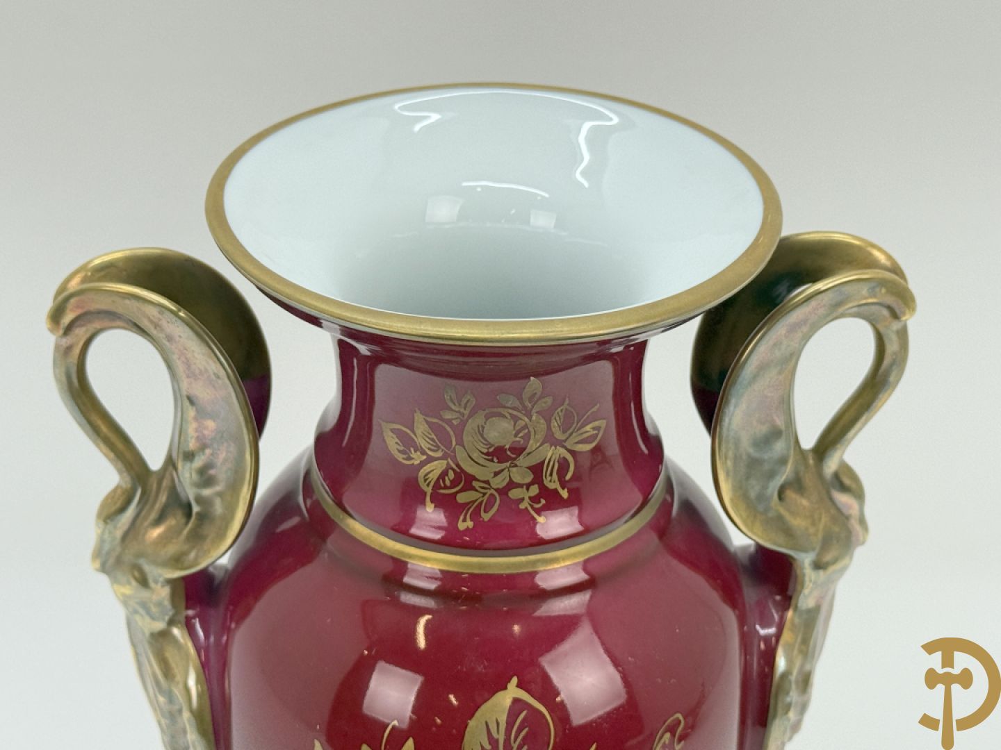 Sèvres cachepot met dubbel decor van handbeschilderde romantische dames en bloemendecor + cachepot in Frans porselein met bloemendecor gevat in bronzen houder + Limoges medici vaas met zwanehalzen