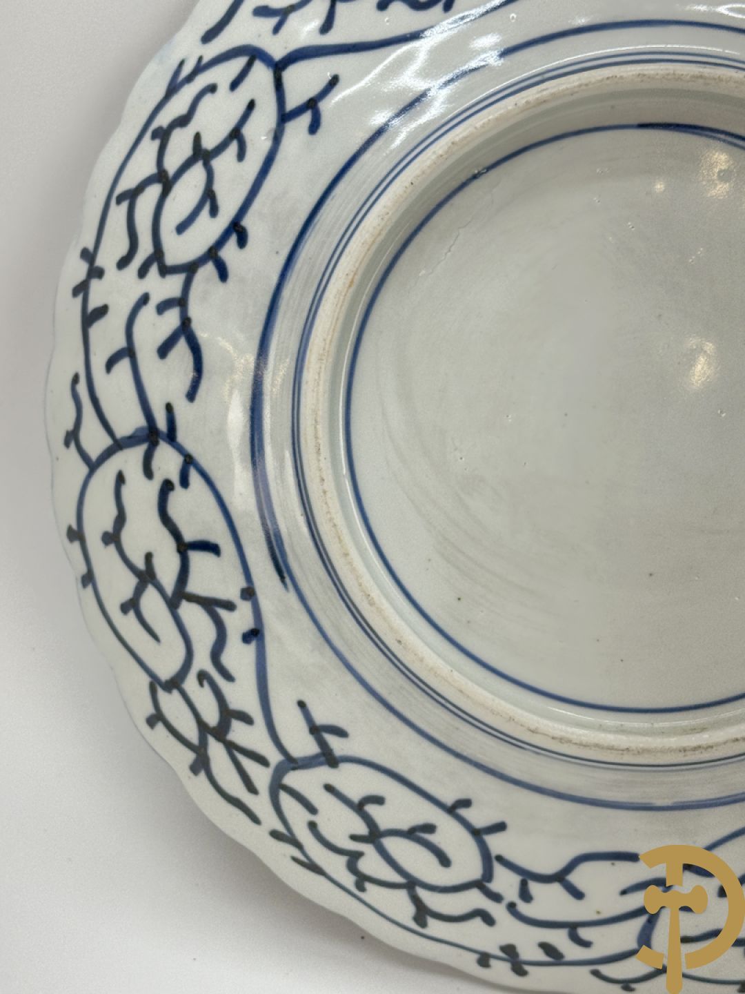 Twee porseleinen Imari schotels