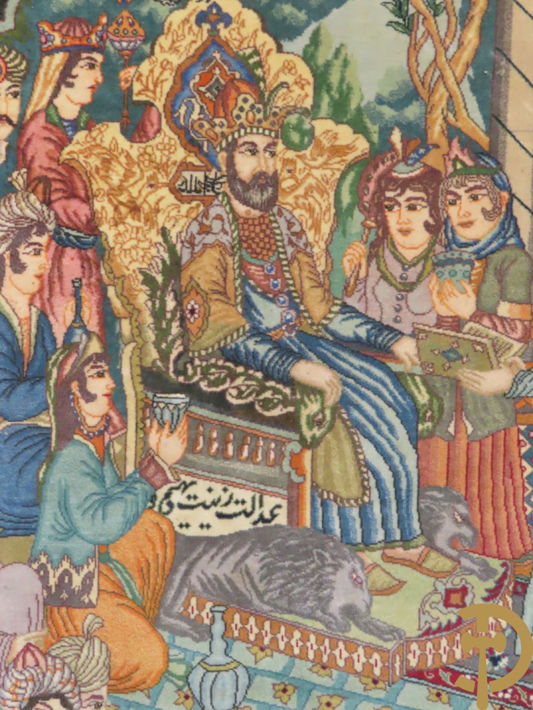 Oosters handgeknoopt tapijt Tabriz met figuratieve voorstelling, centraal met geanimeerde hofscène, omgeven door 4 hoekmedaillons met architecturale afbeeldingen - onderaan en bovenaan getekend