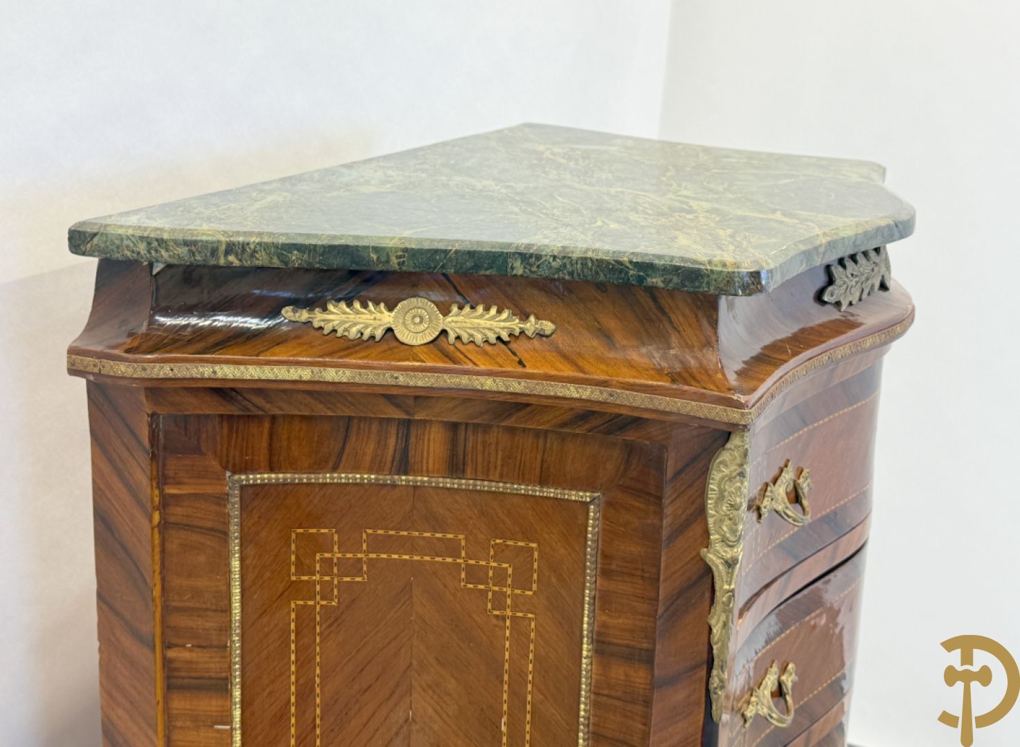 Notelaren gemarketteerde zevenladen kast met bronsbeslag, replica, jaren 