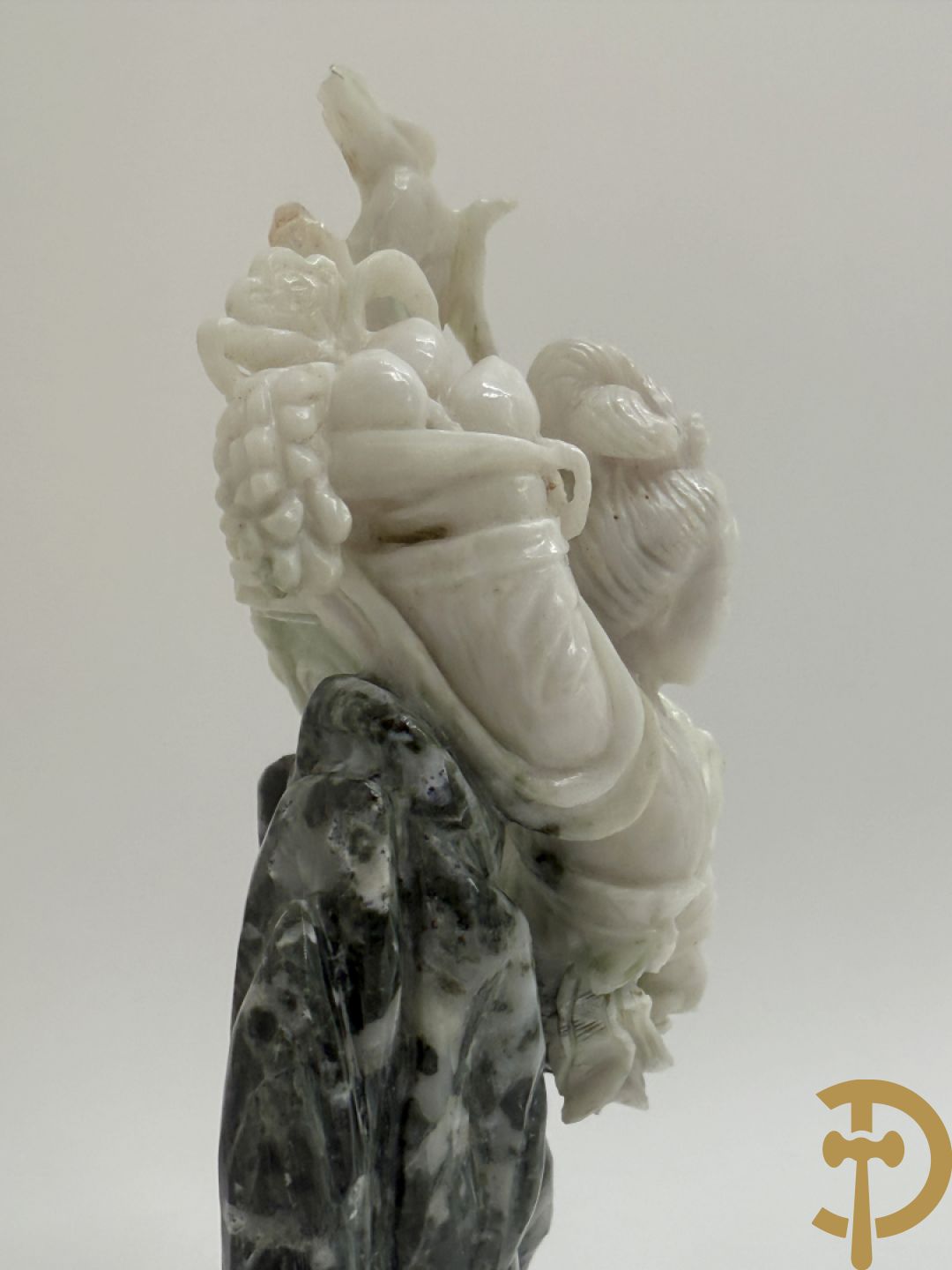 Zwart/witte nefriet sculptuur van geisha in gebergte + speksteensculptuur met bloemen + zittende boedha in nefriet + 9 kleine sculpturen in jadeiet