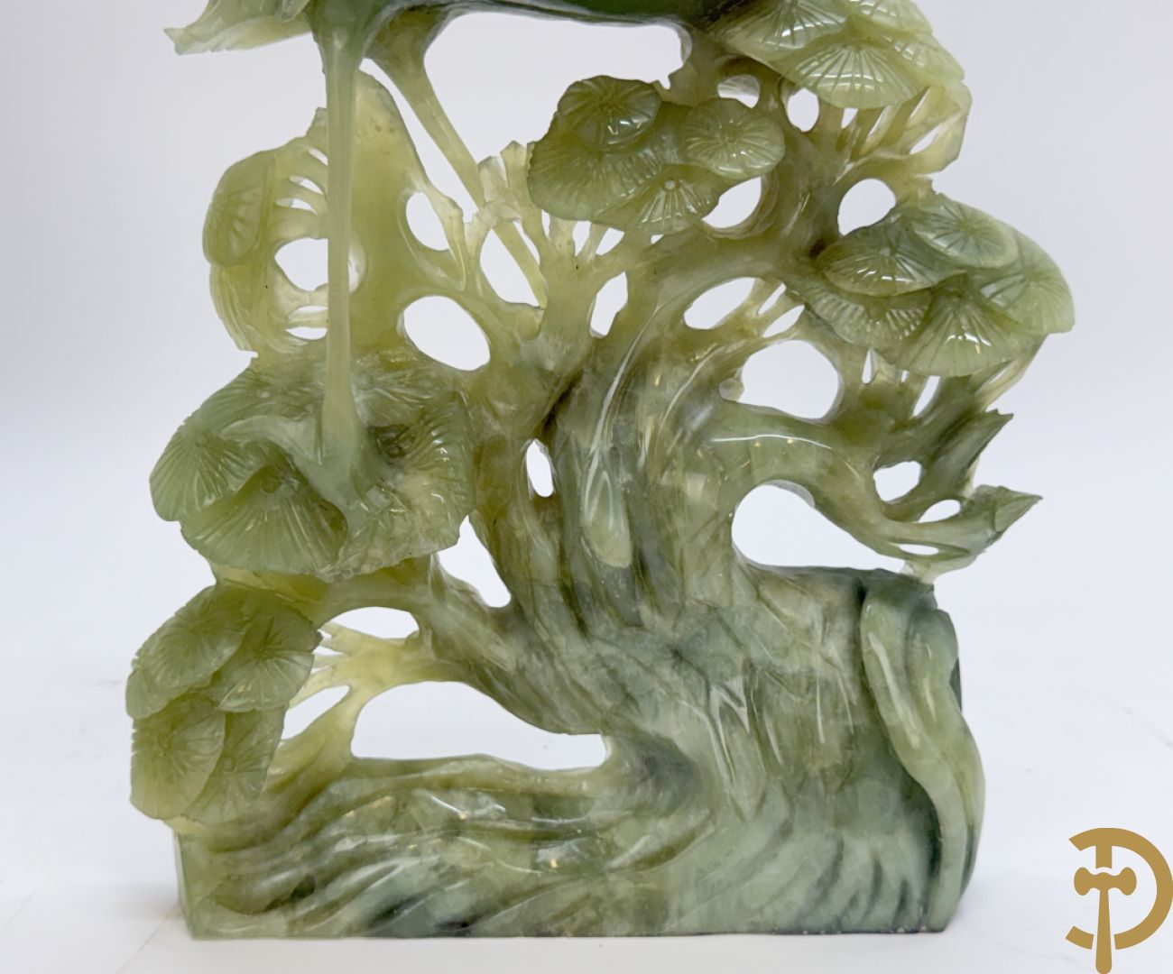 Paar jadeiet sculpturen met fenixvogels in natuurtafereel