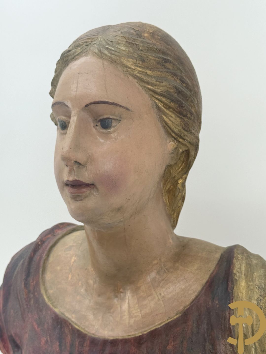 Houtgesculpteerde en gepolychromeerde damesbuste met reliekhouder