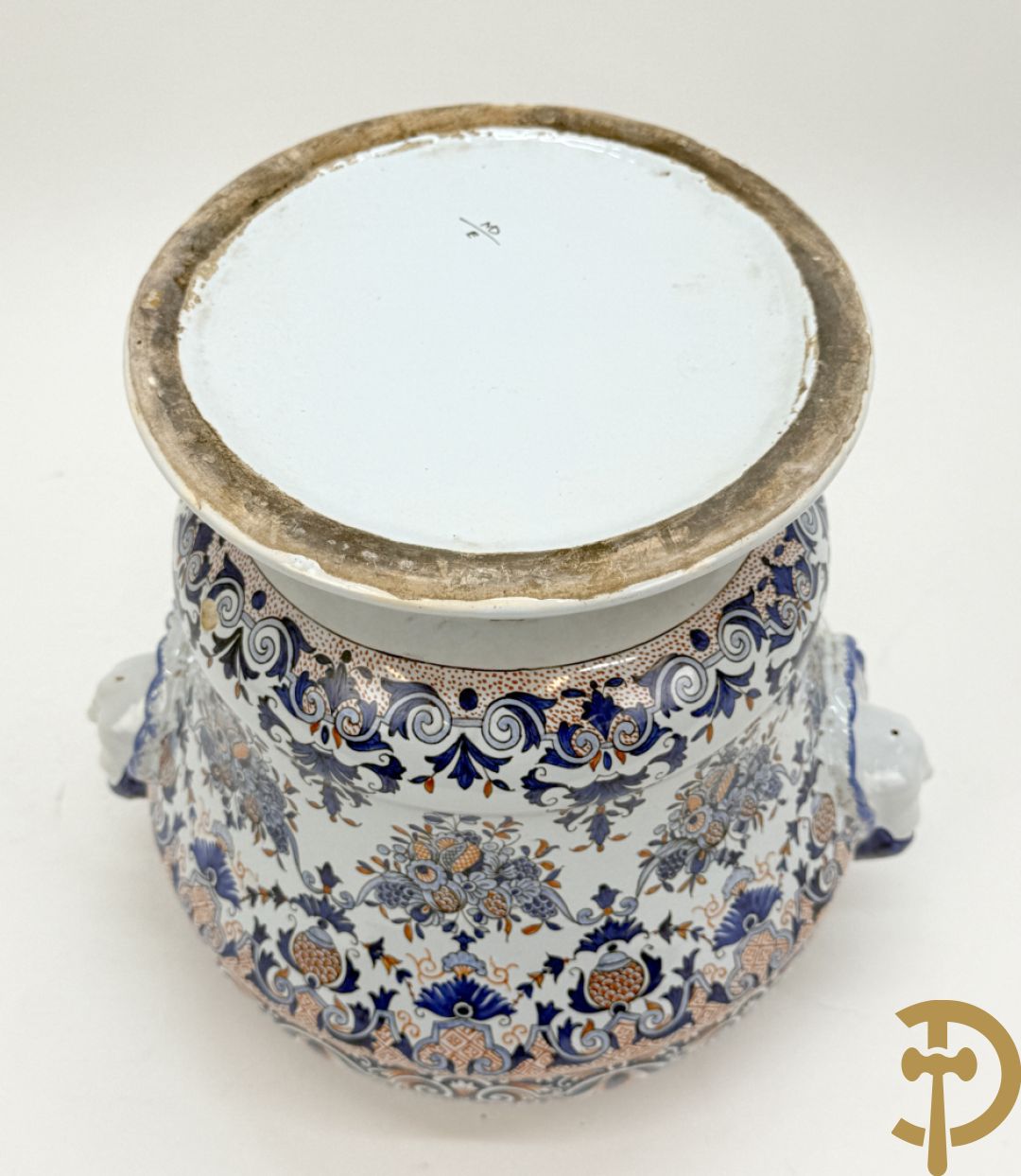 Dekselpotiche in geglazuurde keramiek, Rouan, onderaan gemerkt MD/E (Masse-Frères te Dèvres), bewerkt met cherubijnenkopjes opzij, rond 1900