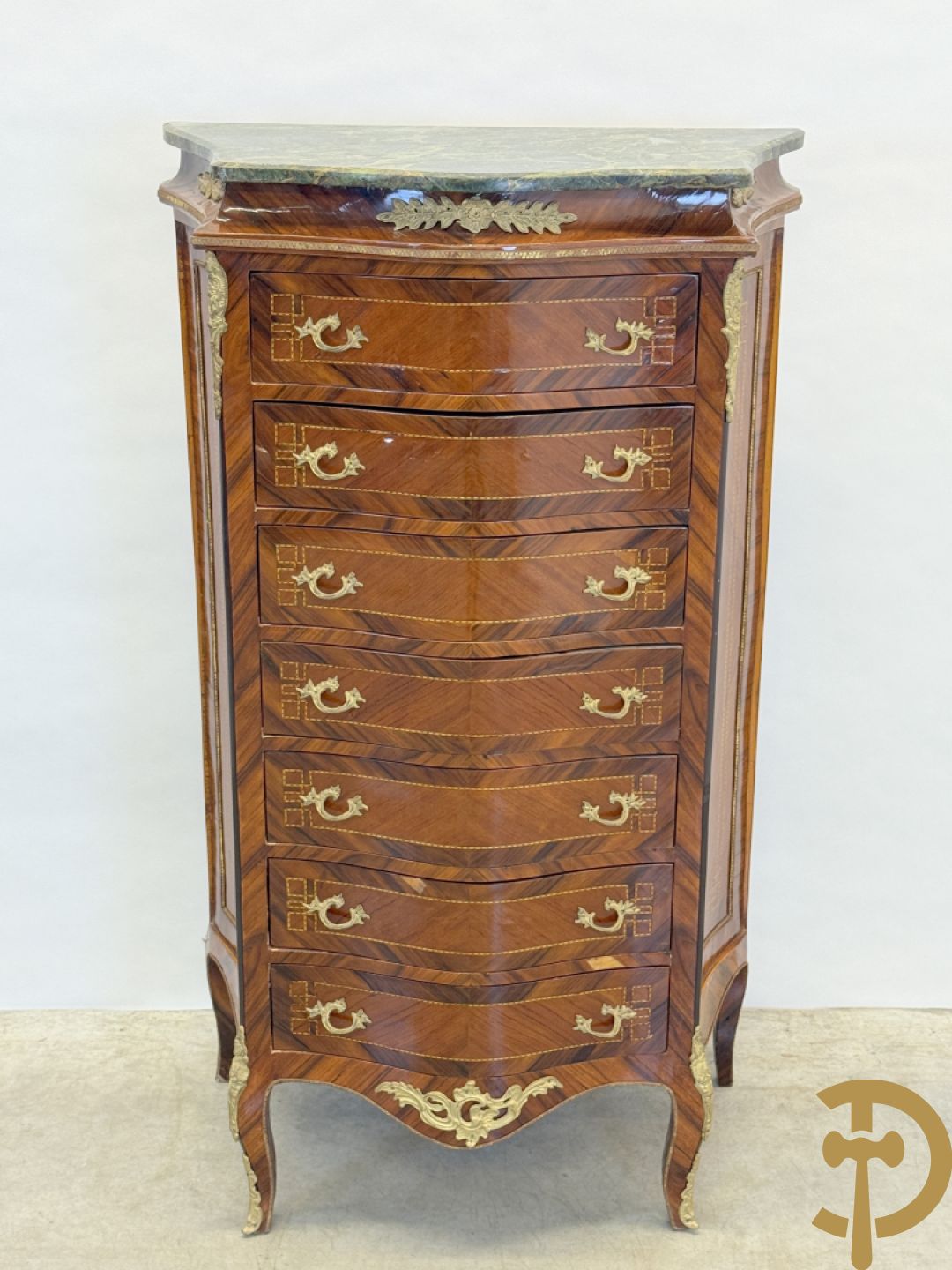 Notelaren gemarketteerde zevenladen kast met bronsbeslag, replica, jaren 