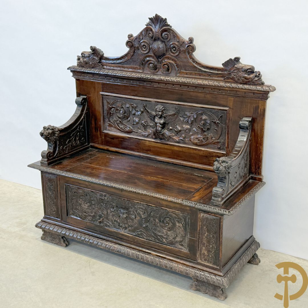 Hall bank met Neo Reniassance sculptuur van cupido