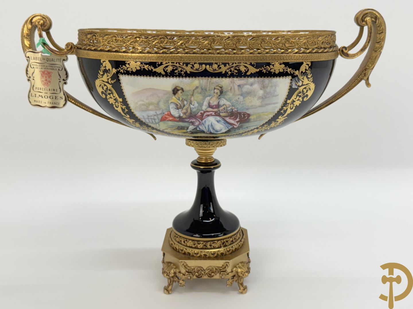 Coupe in kobaltblauw porselein met romantische geanimeerde scène, Rons E. getekend, Limoges France