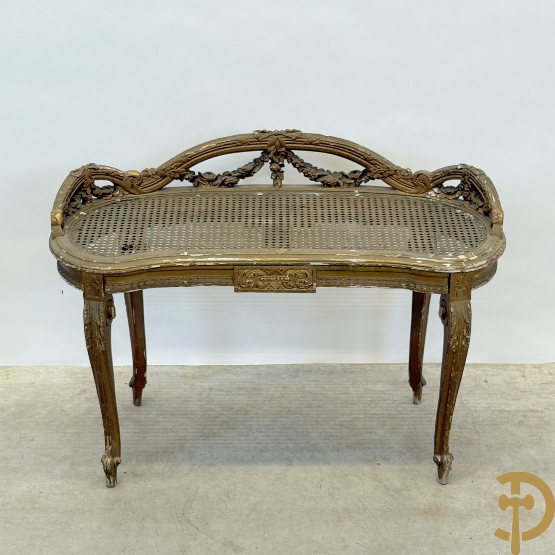 Vergulde Louis XVI banquette met bloemenguirlandes en canage