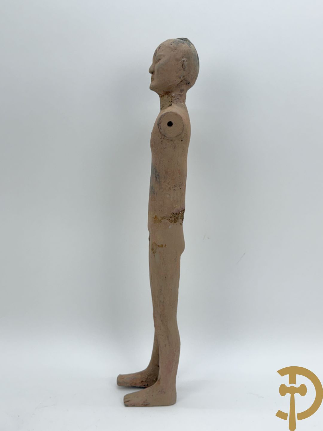 Terra cotta figuur van een Chinese staande man, Han dynastie, tussen 202 voor Christus en 240 na Christus, grafvondst uit Xian bij aanleg van de luchthaven