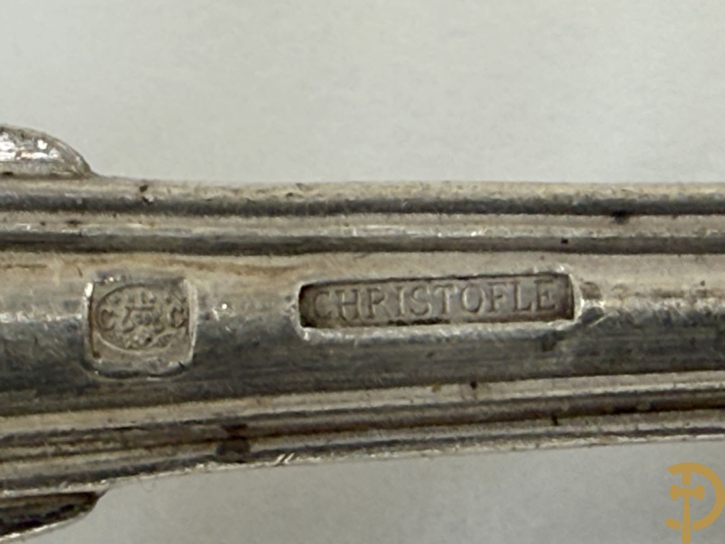 Verzilverd Louis XV bestek Christofle bestaande uit 12 kreeftvorken, 12 vismessen, 12 ijslepels, 3 vorken, 3 lepels, 3 dessertlepels en 3 koffielepels + 8 verzilverde Louis Philippe lepels, 6 verzilverde Louis Philippe vorken + 2 verzilverde vorken + verzilverd mes
