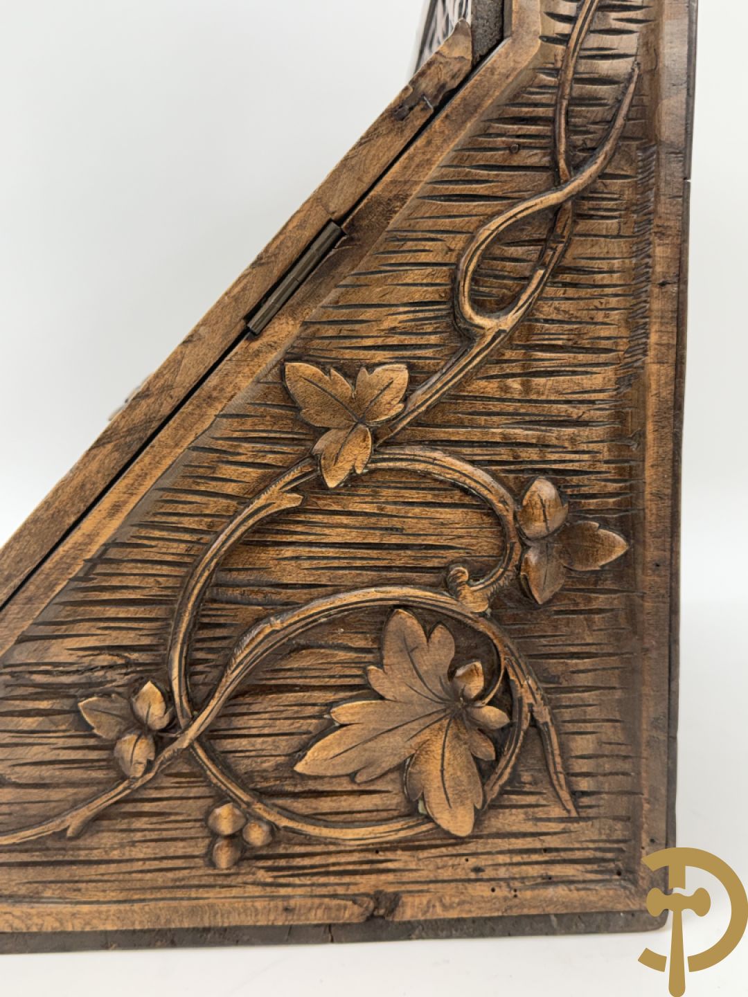 Houtgesculpteerde openklapbare brievenhouder met bloemensculptuur, laat 19e
