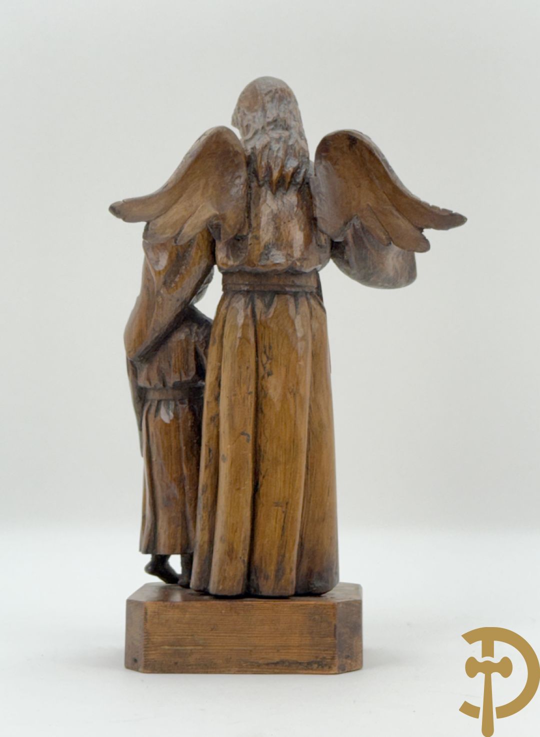Houtsculptuur van engel met jongeling