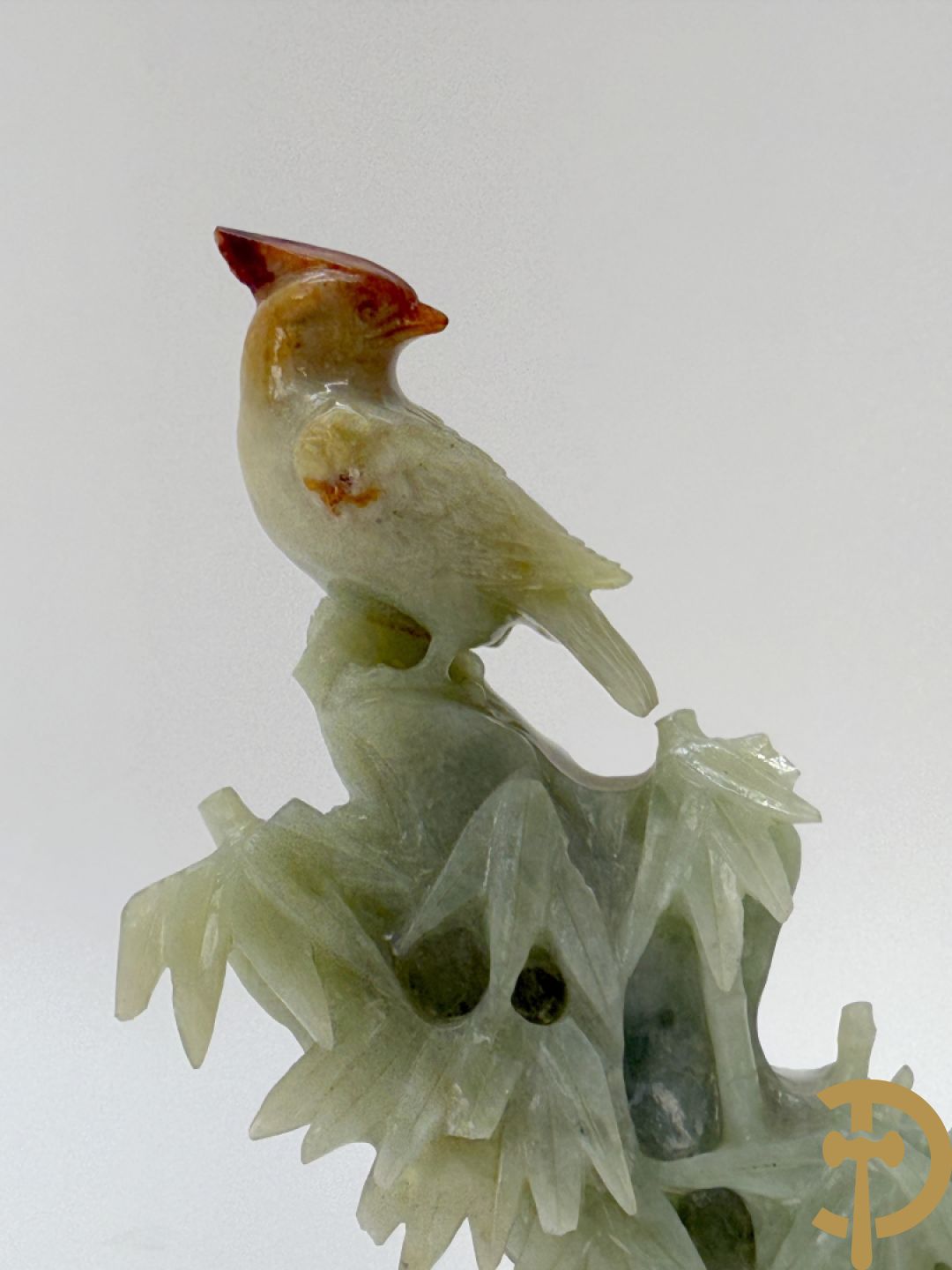 Vier Chinese handgesculpteerde vogels in jadeiet met bloemendecoratie