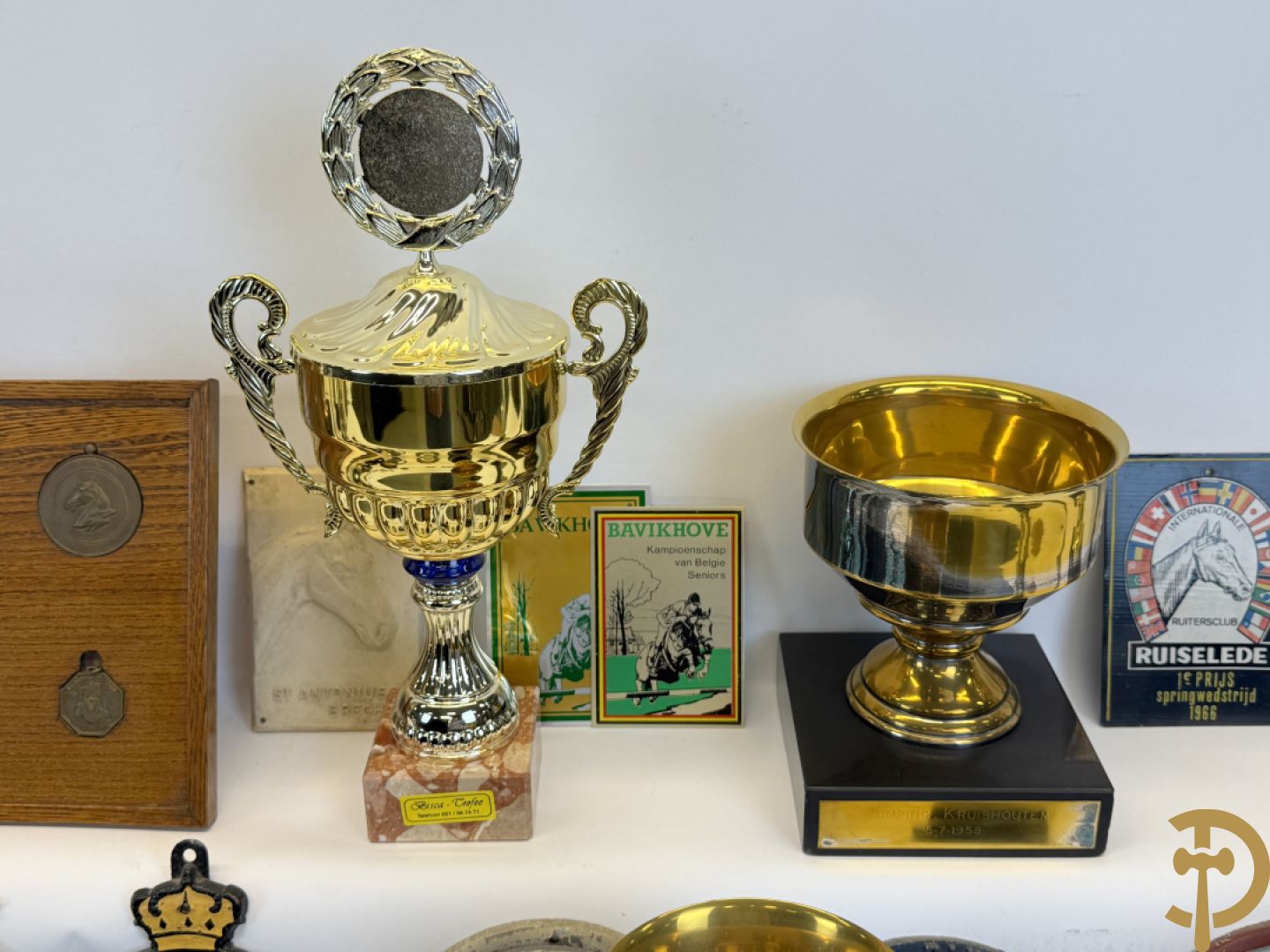 Verzameling memorabilia van paardenrennen, trofeeën en bekers