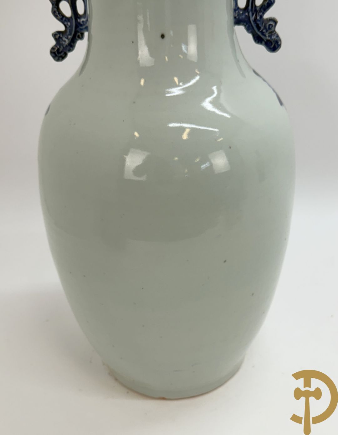 Twee Chinese porseleinen celadonvazen met blauw wit bloemen en vogeldecor + cachepot met vazendecor