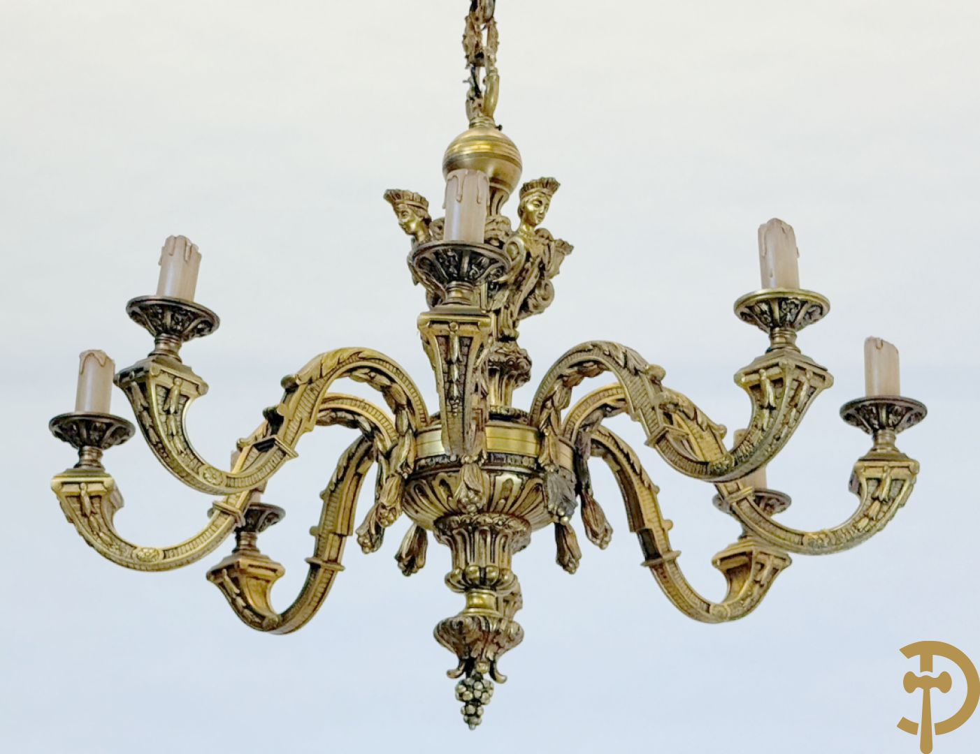 Bronzen achtarmige mazarin luchter met ridderhoofden en accanthusranken