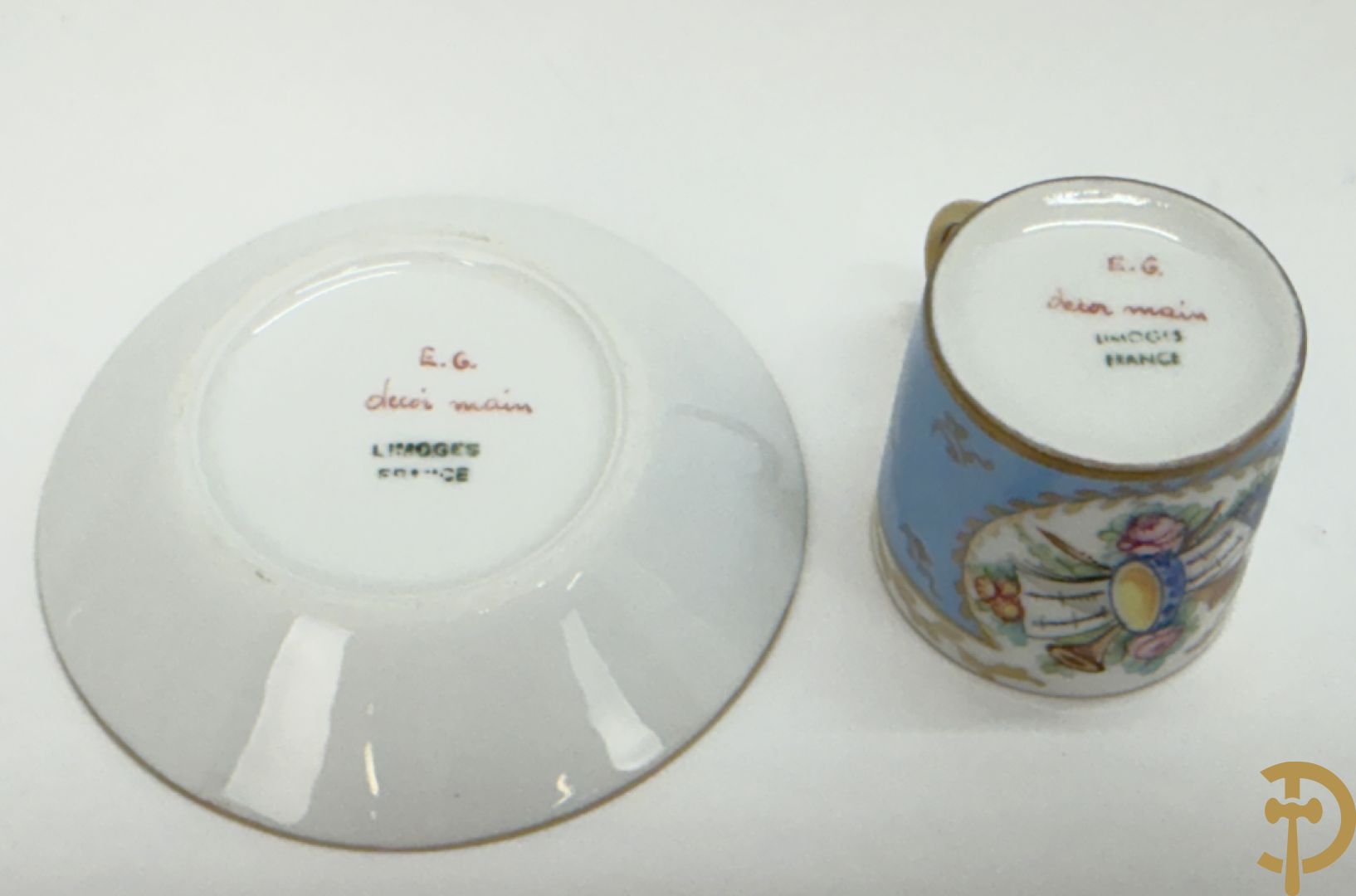 Mooi lot Limoges porselein bestaande uit grote en kleine Medici vaas met bloemendecor, 3 cache pots, bord, 2 coupes, Tas en schoteltje (9 stuks in totaal)