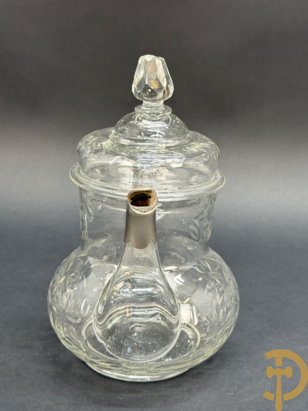 Handgeslepen flessenhouder met dubbel decor van wapenschild en geëtst bloemendecor, gedateerd 1751 + schenkkan met zilveren tuit + 2 coupes + pique fleur + veldfles