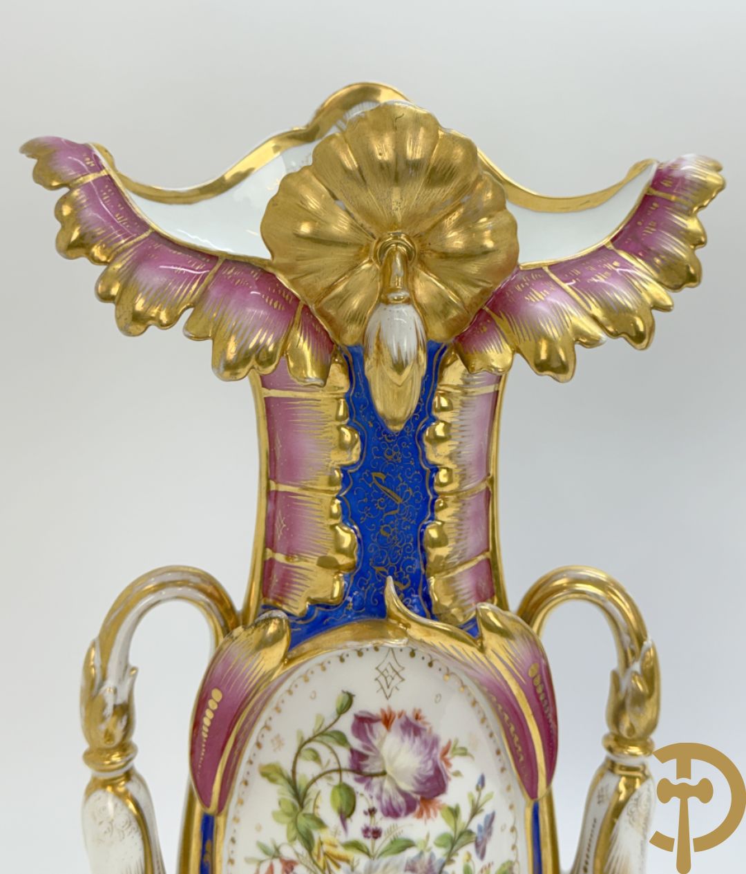 Paar Vieux Paris cornetvazen met bloemendecor, 19e