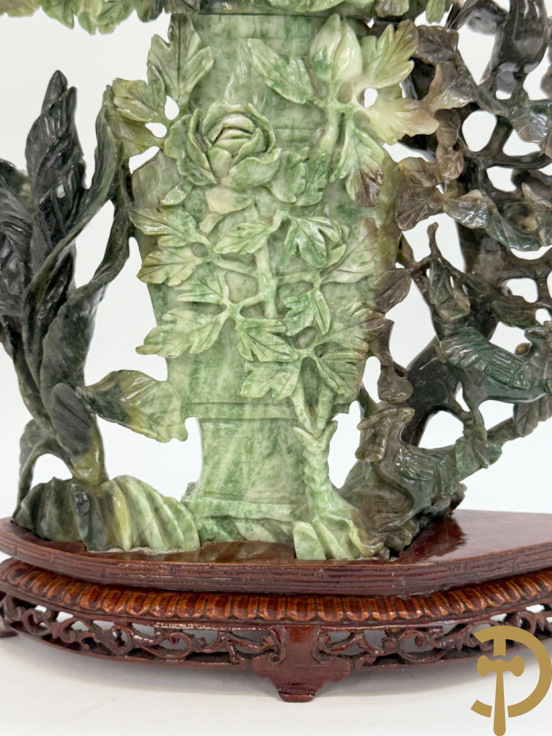Chinese handgesculpteerde sculptuur in speksteen met amfoor, bloemen en vegelmotieven (tweedelig)